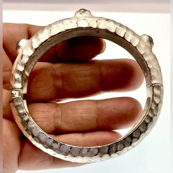 VTG Matte Silver Tone Hammered Design Hinged Bracelet Faceted Amethyst Crystals - Picture 9 of 9